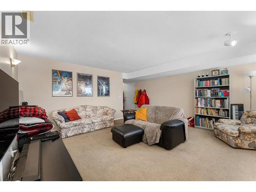 580 Spruceview Place N, Kelowna, BC - Indoor Photo Showing Living Room