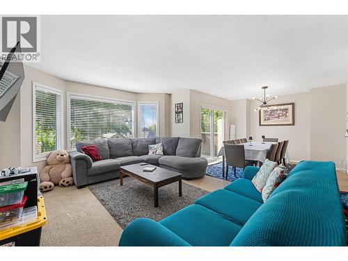 580 Spruceview Place N, Kelowna, BC - Indoor Photo Showing Living Room
