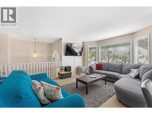 580 Spruceview Place N, Kelowna, BC - Indoor Photo Showing Living Room