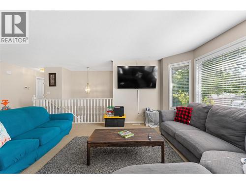 580 Spruceview Place N, Kelowna, BC - Indoor Photo Showing Living Room