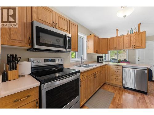 580 Spruceview Place N, Kelowna, BC - Indoor Photo Showing Kitchen With Double Sink