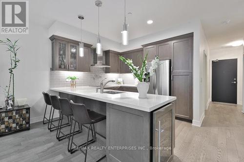 Gr17 - 1575 Lakeshore Road W, Mississauga, ON - Indoor Photo Showing Kitchen With Upgraded Kitchen