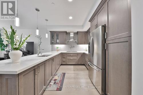 Gr17 - 1575 Lakeshore Road W, Mississauga, ON - Indoor Photo Showing Kitchen With Upgraded Kitchen