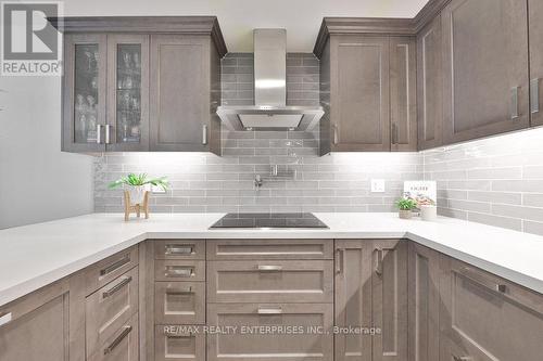 Gr17 - 1575 Lakeshore Road W, Mississauga, ON - Indoor Photo Showing Kitchen With Upgraded Kitchen