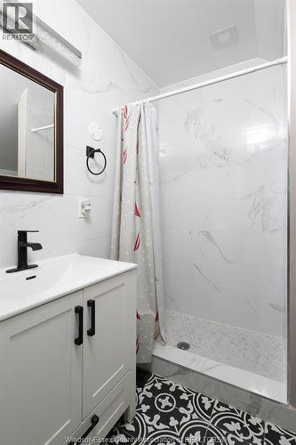211 Cameron, Windsor, ON - Indoor Photo Showing Bathroom