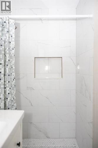 211 Cameron, Windsor, ON - Indoor Photo Showing Bathroom