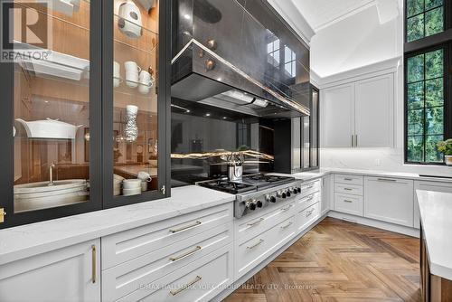 108 Kennedy Street W, Aurora, ON - Indoor Photo Showing Kitchen With Upgraded Kitchen