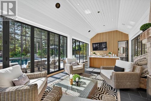 108 Kennedy Street W, Aurora, ON - Indoor Photo Showing Living Room