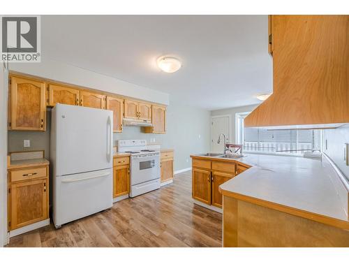 1458 Penticton Avenue Unit# 161, Penticton, BC - Indoor Photo Showing Kitchen With Double Sink