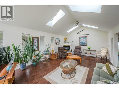 8507 92Nd Avenue, Osoyoos, BC - Indoor Photo Showing Living Room
