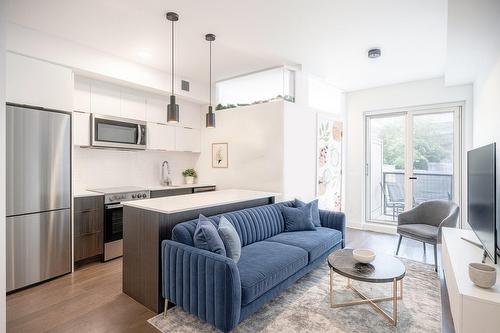 Living room - 508-2100 Boul. St-Laurent, Montréal (Ville-Marie), QC - Indoor Photo Showing Kitchen With Stainless Steel Kitchen With Upgraded Kitchen