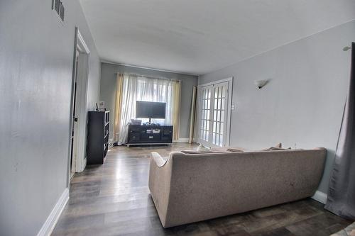 Salon - 91 4E Avenue O., Amos, QC - Indoor Photo Showing Living Room