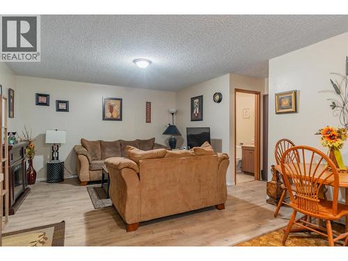 108 Colley Street, Warfield, BC - Indoor Photo Showing Living Room