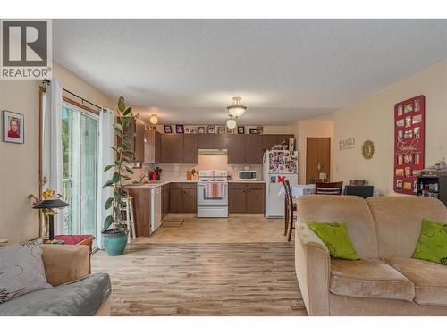 108 Colley Street, Warfield, BC - Indoor Photo Showing Living Room