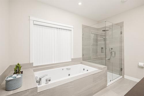 647 Royal Pine Drive, Kelowna, BC - Indoor Photo Showing Bathroom