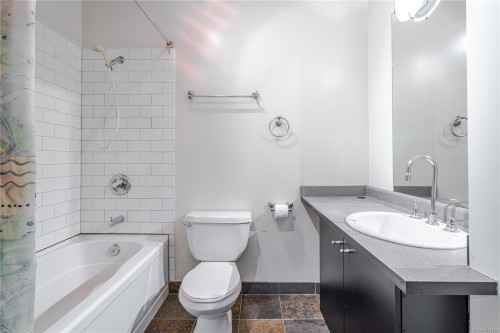 512-1061 Fort St, Victoria, BC - Indoor Photo Showing Bathroom