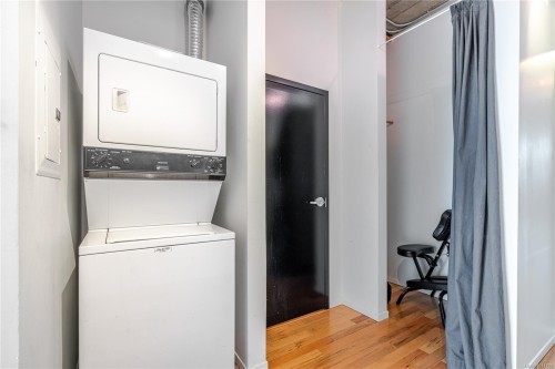 512-1061 Fort St, Victoria, BC - Indoor Photo Showing Laundry Room