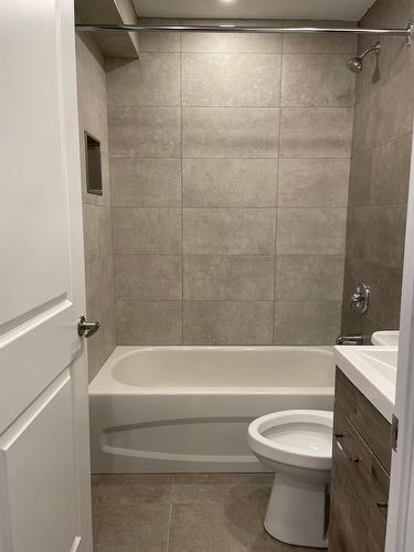 Bathroom - 6-6915 Boul. De L'Acadie, Montréal (Villeray/Saint-Michel/Parc-Extension), QC - Indoor Photo Showing Bathroom