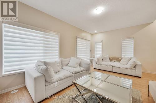 12 Heathrow Lane, Caledon, ON - Indoor Photo Showing Living Room