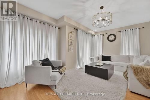 12 Heathrow Lane, Caledon, ON - Indoor Photo Showing Living Room