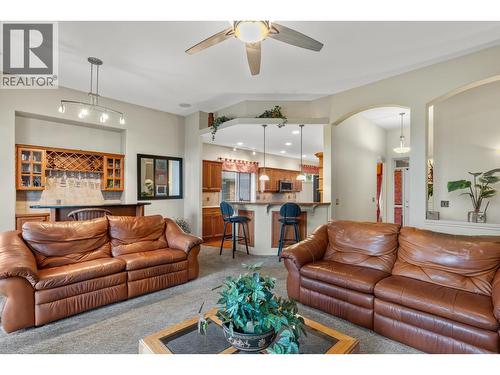 4520 Gallaghers Lookout Unit# 2, Kelowna, BC - Indoor Photo Showing Living Room