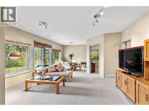 4520 Gallaghers Lookout Unit# 2, Kelowna, BC - Indoor Photo Showing Living Room
