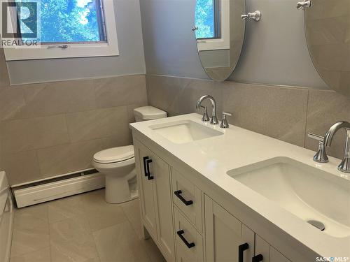 133 Halifax Street N, Regina, SK - Indoor Photo Showing Bathroom