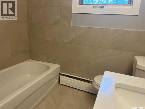 133 Halifax Street N, Regina, SK - Indoor Photo Showing Bathroom