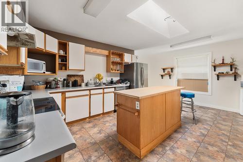1431 Inkar Road, Kelowna, BC - Indoor Photo Showing Kitchen With Double Sink