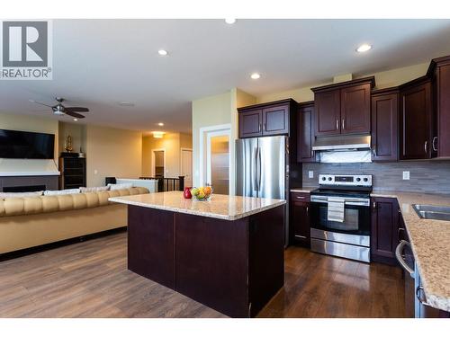 833 Mccurdy Road E, Kelowna, BC - Indoor Photo Showing Kitchen With Double Sink With Upgraded Kitchen