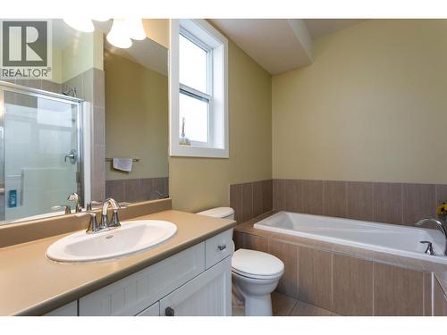 833 Mccurdy Road E, Kelowna, BC - Indoor Photo Showing Bathroom