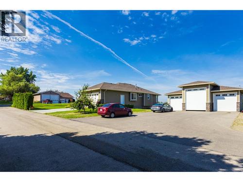 833 Mccurdy Road E, Kelowna, BC - Outdoor