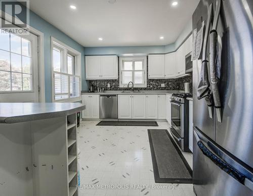 258 Saginaw Parkway, Cambridge, ON - Indoor Photo Showing Kitchen With Upgraded Kitchen