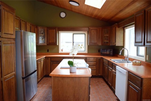 1568 Eric Rd, Saanich, BC 