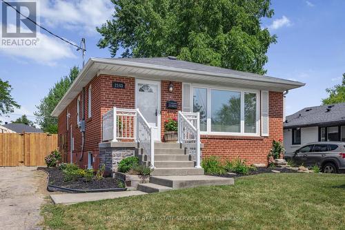 2143 Mountainside Drive, Burlington, ON - Outdoor With Facade