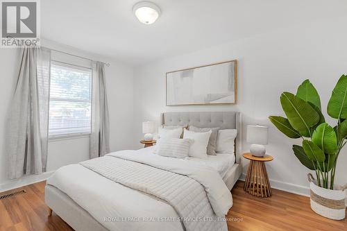 2143 Mountainside Drive, Burlington, ON - Indoor Photo Showing Bedroom