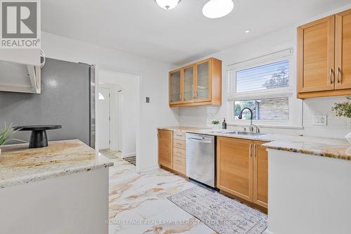 2143 Mountainside Drive, Burlington, ON - Indoor Photo Showing Kitchen