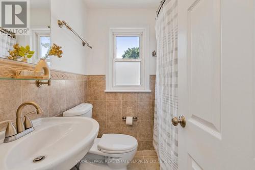 2143 Mountainside Drive, Burlington, ON - Indoor Photo Showing Bathroom