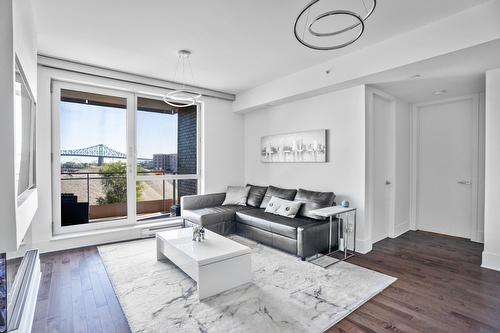 Living room - 305-360 Rue Atateken, Montréal (Ville-Marie), QC - Indoor Photo Showing Living Room