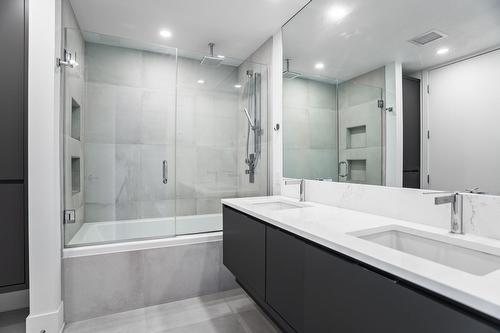 Bathroom - 305-360 Rue Atateken, Montréal (Ville-Marie), QC - Indoor Photo Showing Bathroom