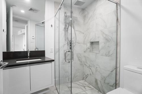 Bathroom - 305-360 Rue Atateken, Montréal (Ville-Marie), QC - Indoor Photo Showing Bathroom
