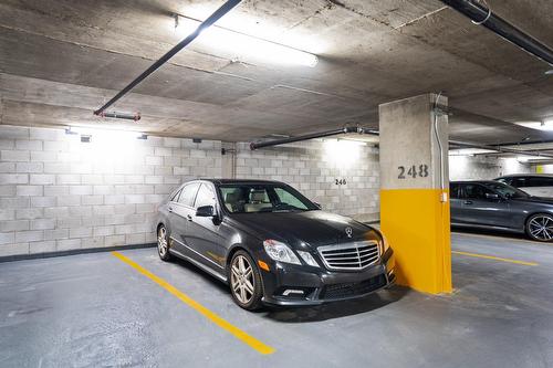Garage - 305-360 Rue Atateken, Montréal (Ville-Marie), QC - Indoor Photo Showing Garage