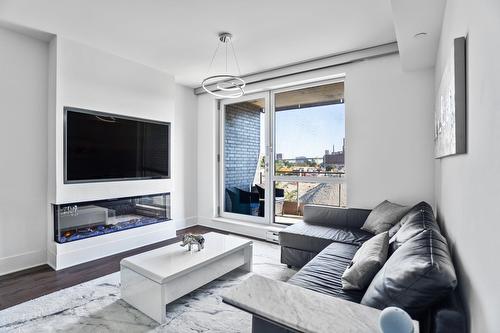 Living room - 305-360 Rue Atateken, Montréal (Ville-Marie), QC - Indoor Photo Showing Living Room