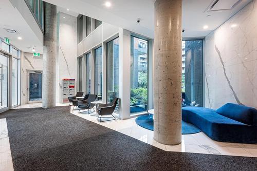 Hall - 305-360 Rue Atateken, Montréal (Ville-Marie), QC - Indoor Photo Showing Other Room