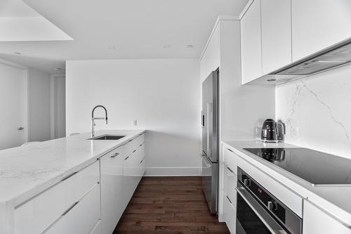 Kitchen - 305-360 Rue Atateken, Montréal (Ville-Marie), QC - Indoor Photo Showing Kitchen With Upgraded Kitchen