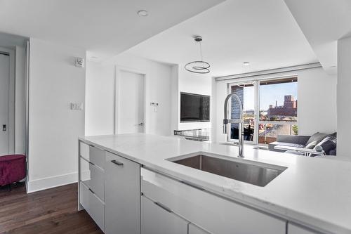 Overall view - 305-360 Rue Atateken, Montréal (Ville-Marie), QC - Indoor Photo Showing Kitchen