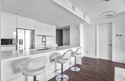 Kitchen - 305-360 Rue Atateken, Montréal (Ville-Marie), QC - Indoor Photo Showing Kitchen With Upgraded Kitchen