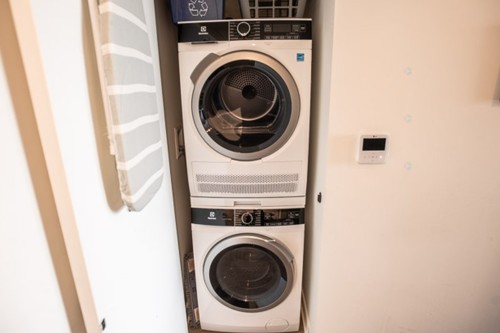 Laundry - 2002-360 Rue Mayor, Montréal (Ville-Marie), QC - Indoor Photo Showing Laundry Room