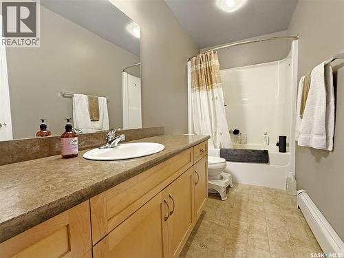 214 825 Gladstone Street E, Swift Current, SK - Indoor Photo Showing Bathroom