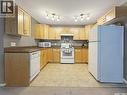 214 825 Gladstone Street E, Swift Current, SK  - Indoor Photo Showing Kitchen 